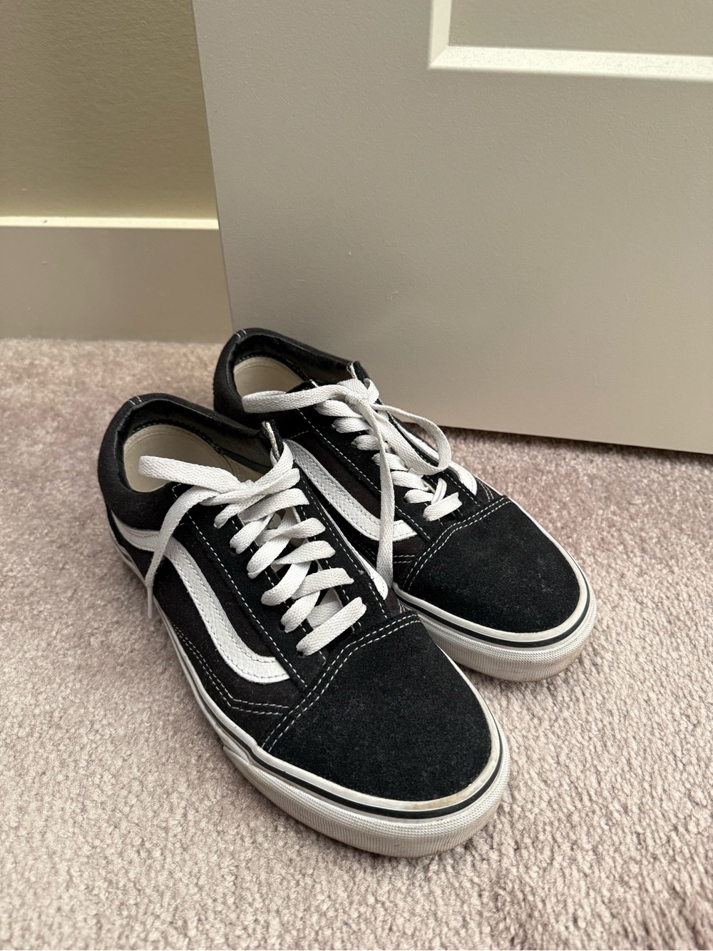 Vans Old Skool Shoe Black and White Unisex Sneakers - Picture 2 of 8
